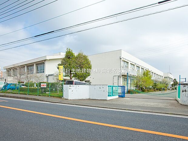 【座間市立相模が丘小学校】 大通りに面しており、人通りも多いので安全です。駅からも歩ける距離にもあります。