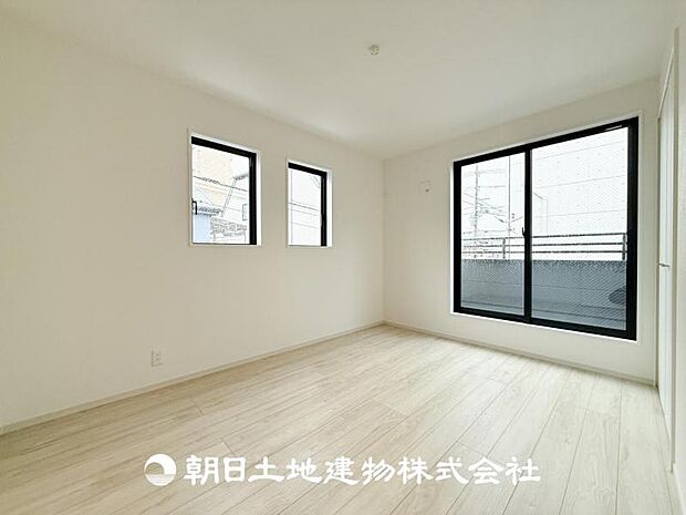 【洋室 (約6帖)】バルコニーに面した明るいお部屋です♪