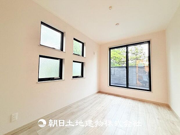【洋室 (約5.6帖)】