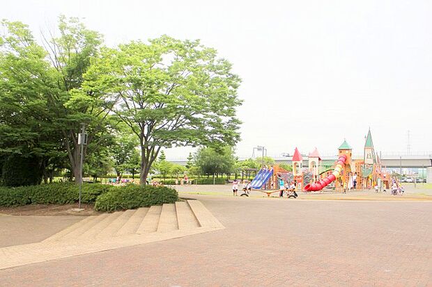 【海老名運動公園】　遊具も大きくて広めに配置されていて、レベルもいろいろで小学生くらいまでそれぞれ楽しめます。駐車場も広め＆無料です。