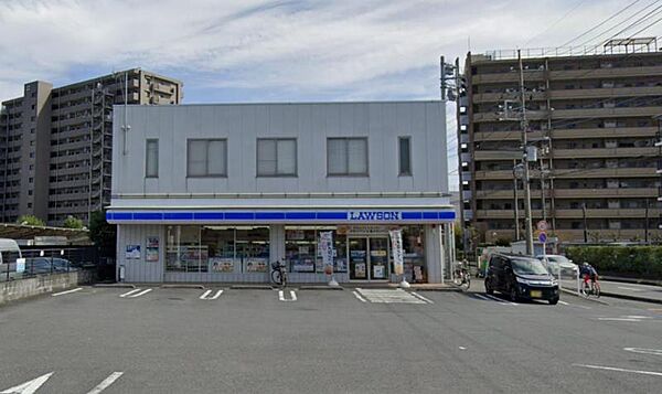 【ローソン　海老名河原口店】　駐車場もあり便利です。綺麗に陳列されていて買い物がしやすいです。