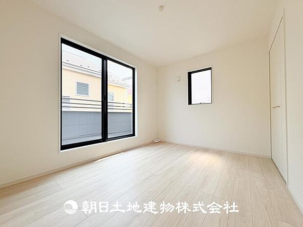 【洋室 (約6帖)】バルコニーに面した明るいお部屋です♪