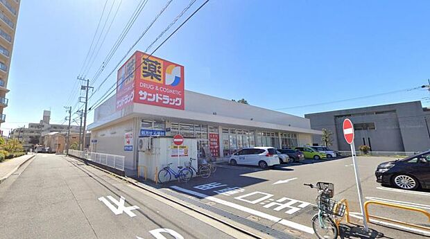 【サンドラッグ　平塚夕陽ヶ丘店】　店舗内は充実し、品揃えが豊富で食料品も豊富に取り揃えてあります。