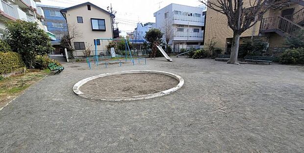 【相模が丘2-2子供広場】 すべり台、ブランコ、砂場などの遊具があります。