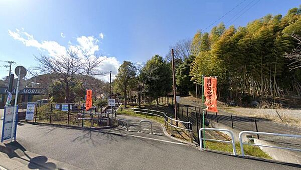 【宮地公園】　ツツジやモミジ、緑が日差しを遮ってくれる日陰棚、ベンチも設置され、季節を感じることができる公園です。
