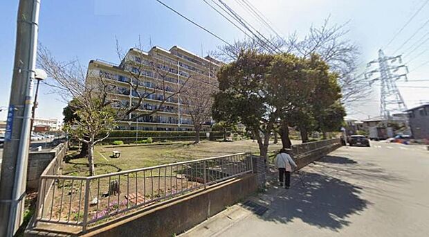 【諏訪町公園】 グリーンマンションの前にある公園です。滑り台、ブランコ、砂場があります。