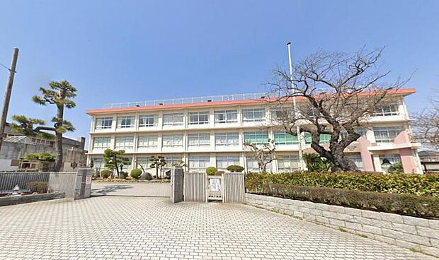 【平塚市立春日野中学校】 住宅街の中に位置し、生徒数も多め。結構広めなグラウンドが見えます。プールもあります。