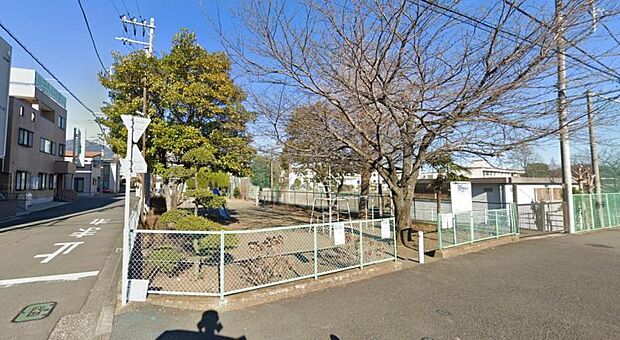 【ふじみ児童遊園地】 公園の設備には水飲み・手洗い場があります。遊び場には砂場、ブランコすべり台鉄棒があります。