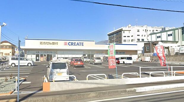 【クリエイトSD　秦野曽屋店】　薬だけでなく食品や日用品もあるので便利です。駐車場も広く利用しやすいです。