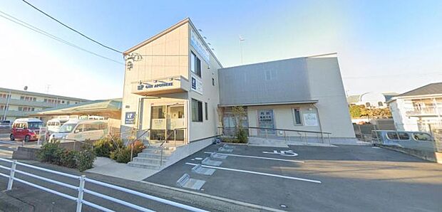【はじめのクリニック】 クリニック前に3台分の駐車場あり車での通院に便利です。バス停も近くにあるのでアクセスがしやすい病院です。