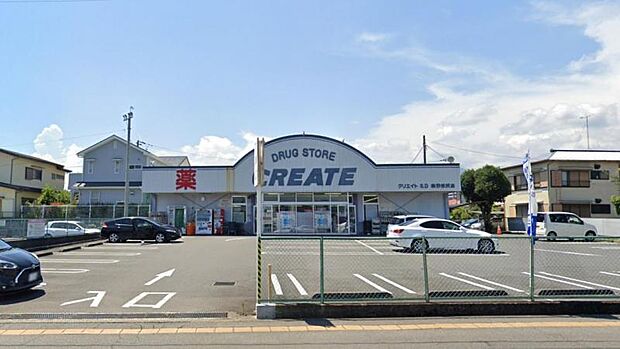 【クリエイトSD 秦野渋沢店】 駐車場が広く停めやすいです。薬から日用品、食品、飲料水などあって大変便利です。