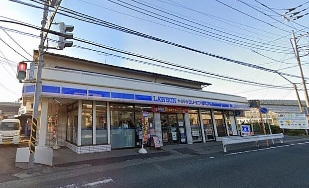 【ローソン・スリーエフ 寒川宮山駅前店】 駐車場が広く車での来店がしやすいです。野菜も売っていることが多いです。