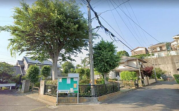 【磯部若草公園】 住宅街のコンパクトな公園です。遊び場には滑り台があります。