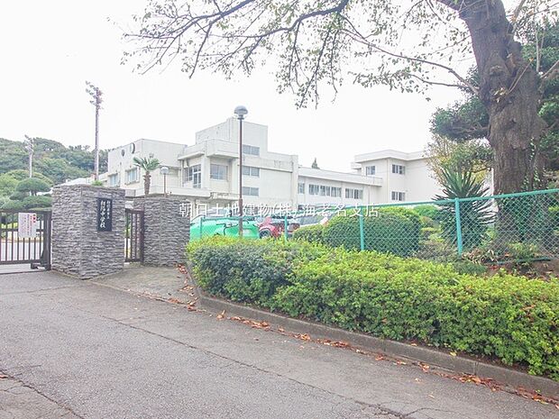 【相模原市立相陽中学校】住宅街の中にある落ち着いた雰囲気の中学校です．綺麗な外観の学校です。