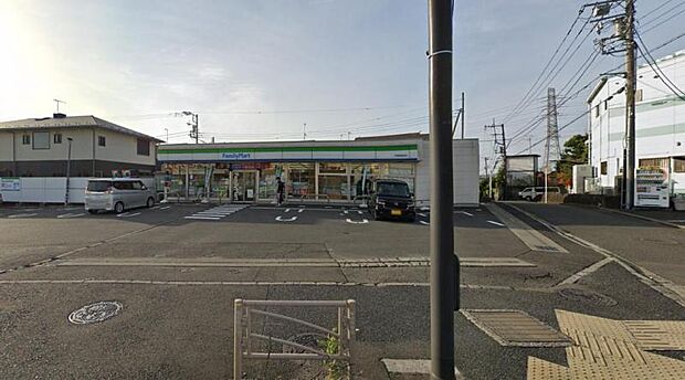 【ファミリーマート 伊勢原桜坂店】 246号線沿いのお店です。 駐車場が広くて利用しやすいです。商品も充実しています。