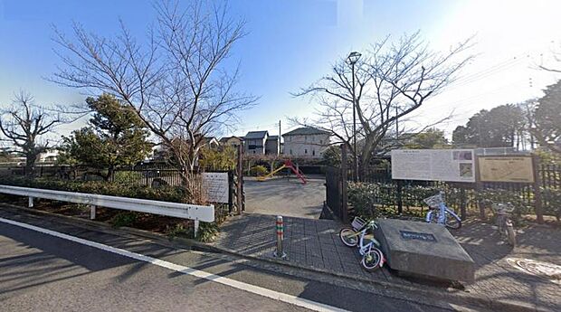 【みやのね公園】 広場が2箇所に区切られています。遊具がある広場とただの広場になっています。4月下旬は、藤棚がきれいです。
