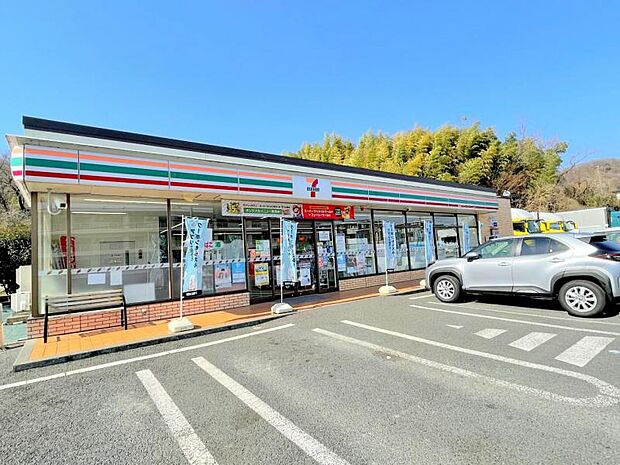 【セブンイレブン 厚木愛名店】 駐車スペースが広く、大型車も数台停められるスペースがあります。お昼時は多く利用客で溢れてて賑わっています。