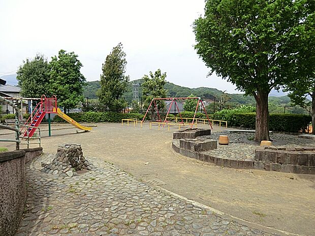 【鳥山公園】 自然地形を利用した住宅団地造成時に作った公園です。ブランコ、滑り台、砂場、水飲み場、鉄棒あります。