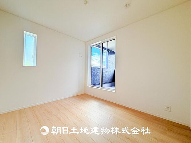 【洋室 (約5.7帖)】