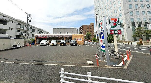 【セブンイレブン 海老名中央2丁目店】 駅の近くで利用しやすいです。いつも賑やかな店舗です。