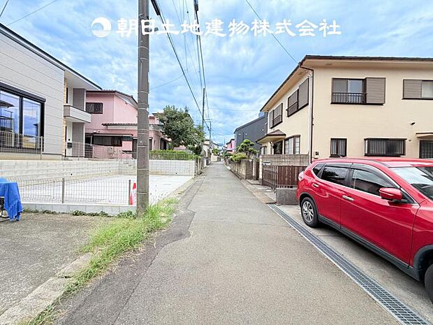 【前面道路+現地写真】交通量の少ない前面道路は、小さなお子様がいるご家庭も安心です♪