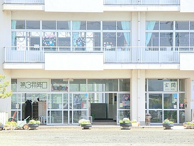 【伊勢原市立大田小学校】 学校の周りには、田んぼや畑も多く、学校の目の前に交番やバス停、横に消防署がありなにかと安心できます。