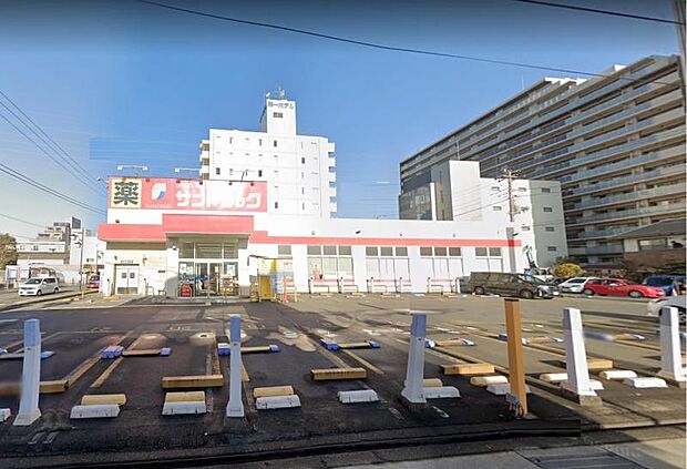 【サンドラッグ 伊勢原店】 伊勢原駅から徒歩数分圏内にあるドラッグストアです。駅の近くですが駐車場も完備されております。医薬品から飲食、雑貨まで品揃えも豊富です。