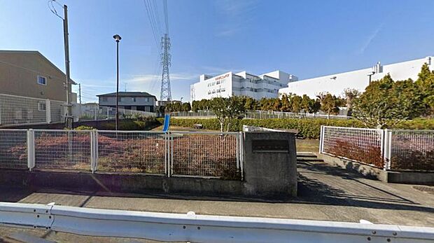 【天王原北公園】 平成初期につくられた比較的新しい公園です。公園の設備には水飲み・手洗い場があります。遊び場には砂場、すべり台があります。