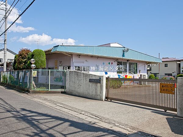 【門沢橋保育園】　広大な敷地の中には、滑り台やトンネル、アスレチックを兼ね備えた遊びができるアンパンマン号とプレイシェイパーが有ります。