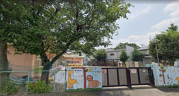 【麻溝保育園】 建物の屋上にも遊べる遊び場があります。園庭もあり、楽しそうな遊具も沢山あります。入口はオートロックになっているのでセキュリティも安心です。