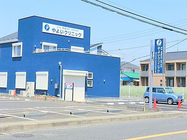 【やよいクリニック】　院内はスッキリして清潔感があります、駐車場もあるので車での通院がしやすいです。