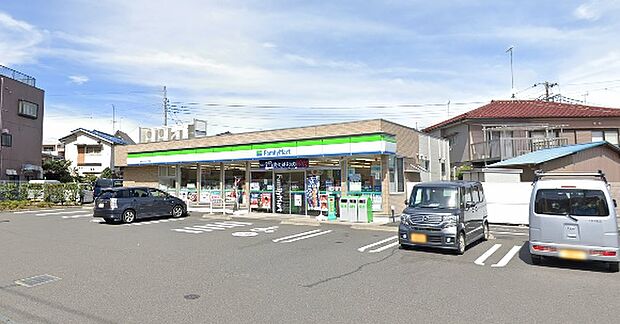 【ファミリーマート　ひばりが丘2丁目店】　店舗は広い駐車場が併設されていて、非常に使いやすい店舗です。店員さんの対応も良いです。