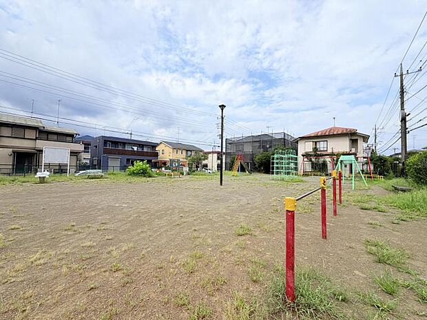 【つくだ公園】　赤い汽車が楽しい公園です。ブランコ、2人同時に滑れるコンクリート製の滑り台、高さが違う3つの鉄棒、木製の汽車などがあります。