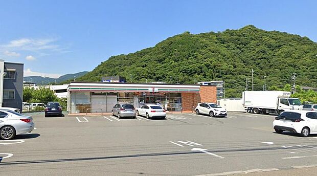 【セブンイレブン 秦野河原町店】 駐車場が広いです。店員さんの対応もいいので気持ちよく買いものができます。