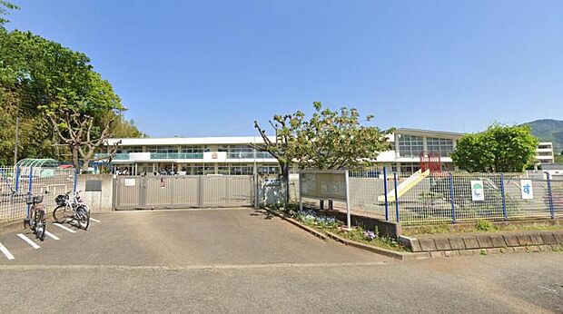 【秦野市立すえひろこども園】 末広小学校の隣の敷地にあります。近くの畑で食べ物を育てていて、食育にも力を入れています。