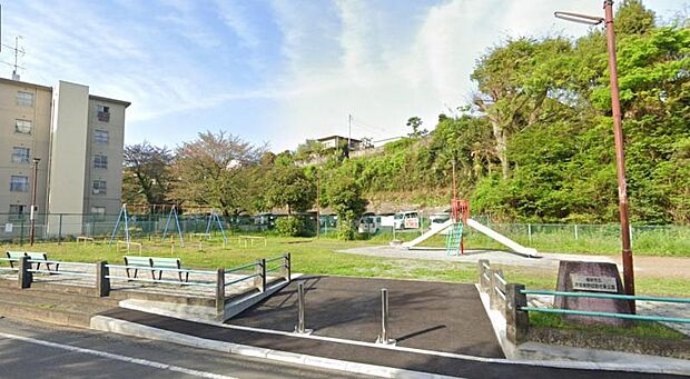 【県営秦野団地児童公園】 公園の設備には水飲み・手洗い場があります。遊び場には砂場、ブランコすべり台ジャングルジムがあります。