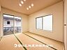室内：【和室 (約6帖)】ＬＤＫ横の和室には小さなお子様が遊んだりちょっとしたお昼寝タイムに大活躍です！！「あってよかった」とお住まいになってから思っていただけます♪
