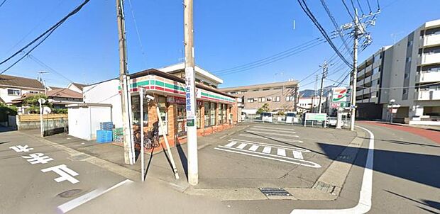 【セブンイレブン　秦野渋沢店】　駅から近く便利です。駐車場もあります。品揃えも良いです。