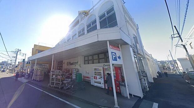 【小田原百貨店　渋沢店】　肉や魚が安く、野菜が新鮮で美味しいです。また、果物の種類が豊富です。駅からも近く便利です。