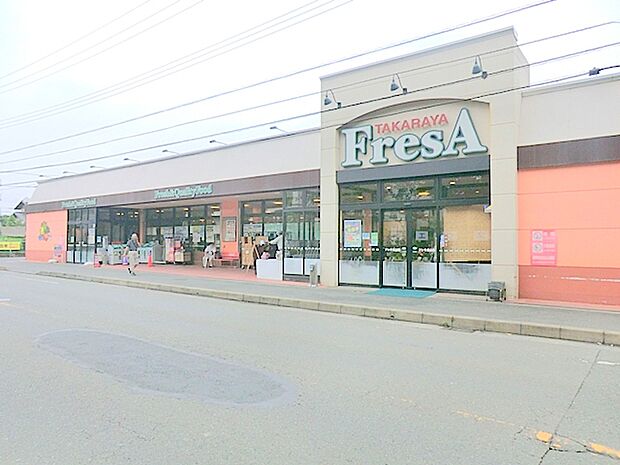 【たからやフレサ 新磯野店】 駐車場は手前と奥にあり十分にあります。惣菜や弁当は充実しています。