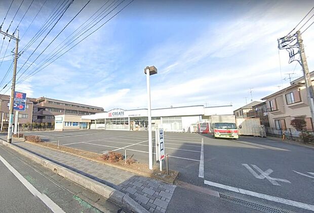 【クリエイト 新磯野店】 駐車場や駐輪場のスペースは広くて店内も広々しています。スーパー並みに品数も多くあり食料品、酒類も揃っていて便利です。