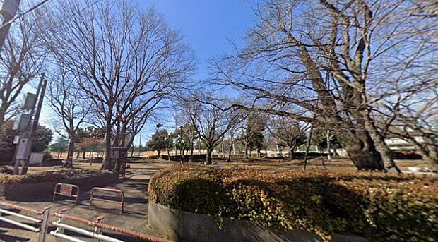 【新磯野西公園】 公園の設備には水飲み・手洗い場があります。