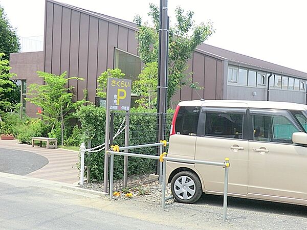 【さくらい保育園】　雨の日でも室内アスレチックがあり、どんな時でも身体を動かして遊べるのが魅力です。
