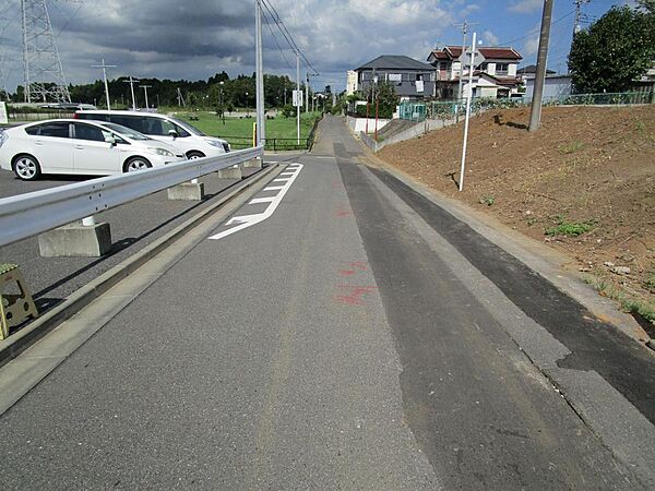 物件から広めの道路へのアクセスも良好です
