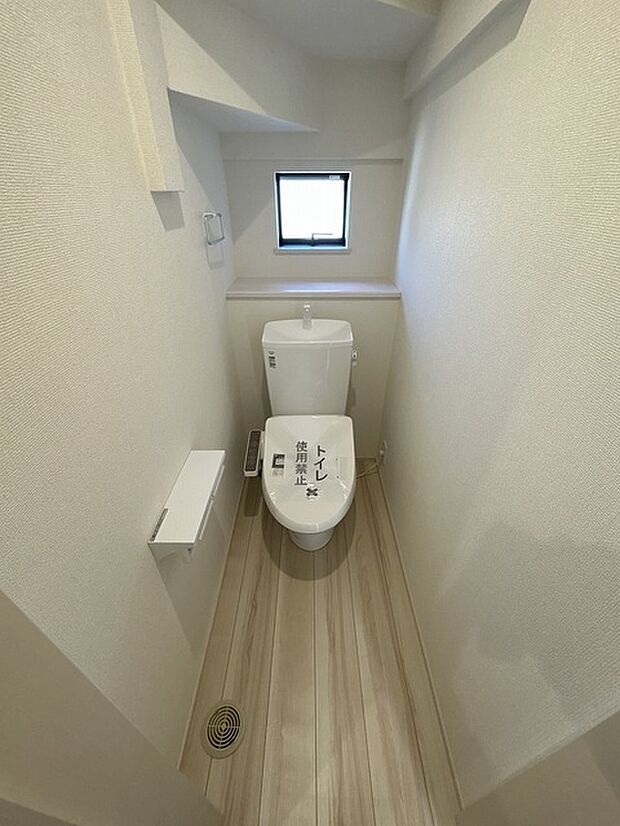 1階　トイレ　換気扇、窓、タオル掛け、温水暖房便座付きのトイレです？