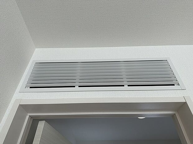 sumikaは室内の「暖かさ」や「冷たさ」を再利用する熱交換システムを使用して室内給気口から家全体に新鮮な空気が送られる
