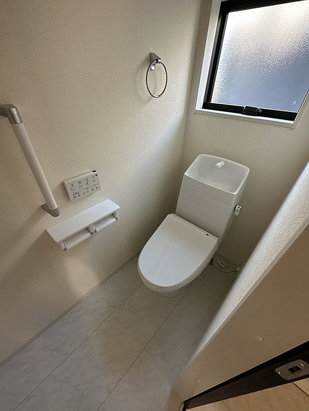 1階　トイレ　換気扇、窓、タオル掛け、温水暖房便座付きのトイレです？