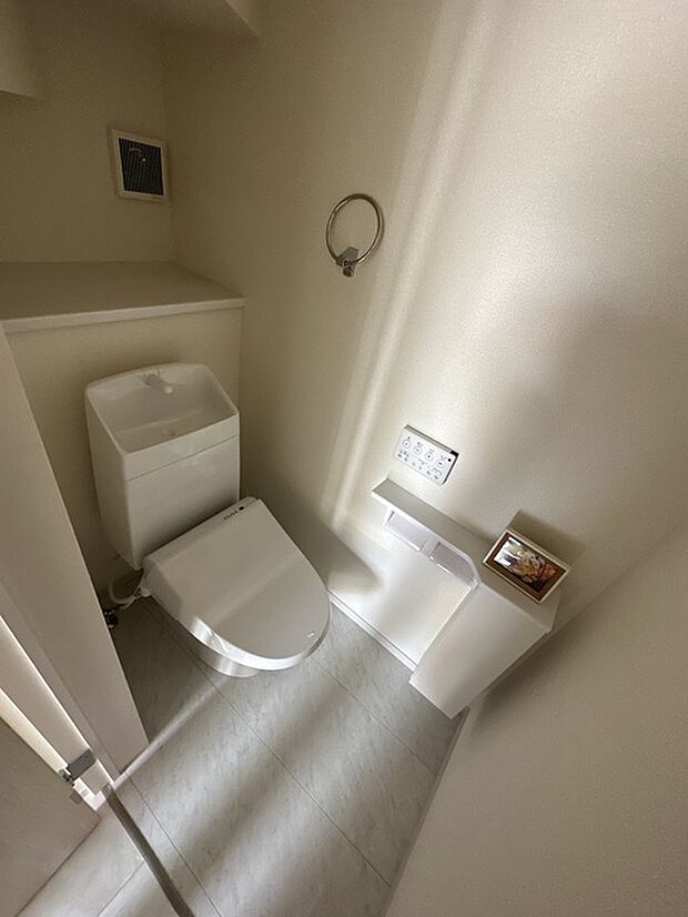1階　トイレ収納　換気扇、タオル掛け、温水暖房便座付きのトイレです？