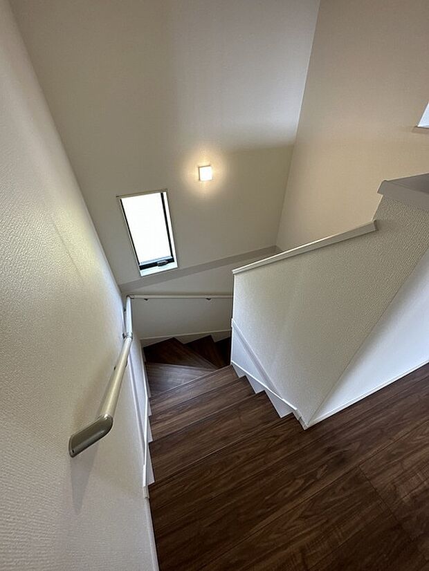施工例　階段　換気や自然光で足下も照らしてくれる便利な窓、手すり付きなので降りる際に安心です