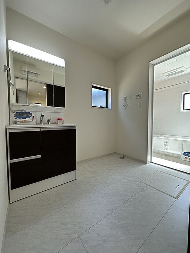 施工例　洗濯機置き場には窓が付いてるので換気や湿気対策にも便利です